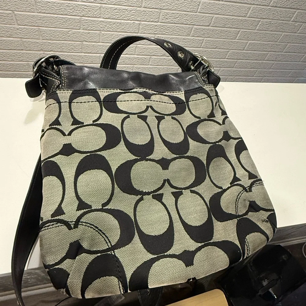 Coach‎ Black and Gray Signature Shoulder Bag - Picture 2 of 5
